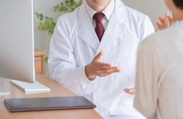 女性患者を診察する医者
