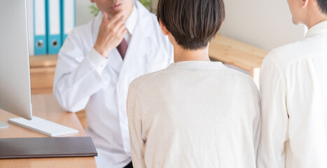 医者と診察を受ける夫婦