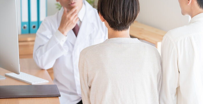 医者と診察を受ける夫婦
