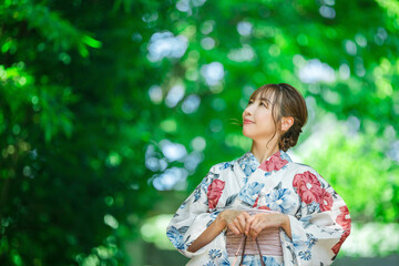 日本の夏 緑の中を歩く浴衣姿の日本人女性