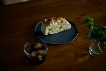 コーンのフォカッチャで朝ごはん