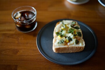 自家栽培のバジルを使ったピザトーストで朝ごはん