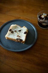 黒い皿に乗せたレーズン食パン