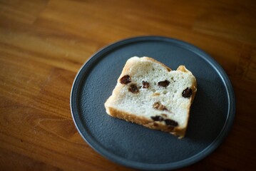 黒い皿に乗せたレーズン食パン