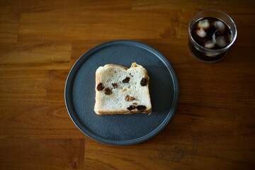 黒い皿に乗せたレーズン食パン