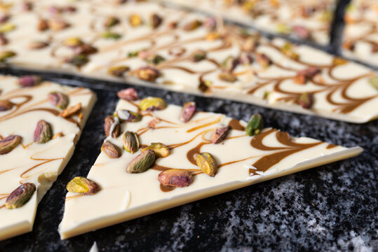 chocolate blanco con pistachos artesanal