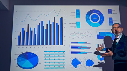 プレゼンテーションする外国人男性