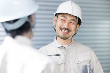 工場施設で働く人々