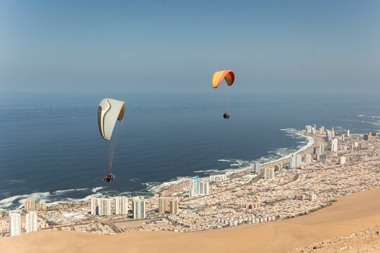 Vista hacia Iquique con parapentes volando en la regi&oacute;n de Tarapac&aacute;, Chile