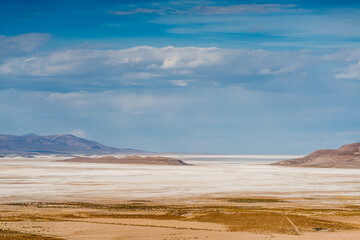 Vista al salar de Coipasa en la comuna de Colchane, región de Tarapacá, Chile