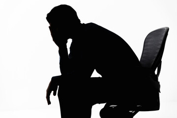 考え込む男性シルエット
