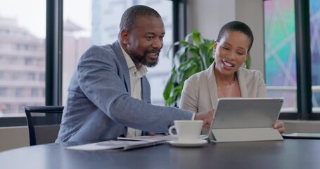 Tablet, businesswoman or black man teaching in a meeting for planning, coaching or digital media training. Teamwork, learning or African manager talking, helping or speaking of data in mentorship
