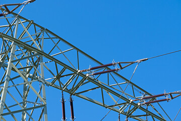 Stromleitungsmast vor blauem Himmel