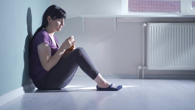 The woman who wants to commit suicide by taking pills.
