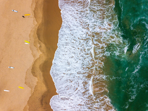 파도와 해변의 서퍼들