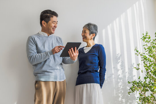タブレットを見る日本人シニア夫婦