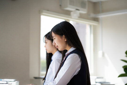 パソコンを使い勉強する日本人女子学生