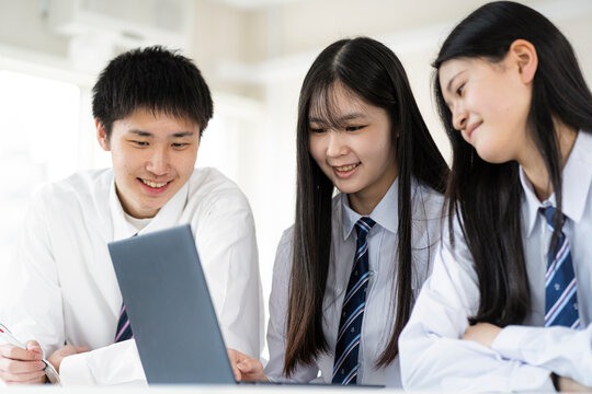 ノートパソコンを見る日本人学生