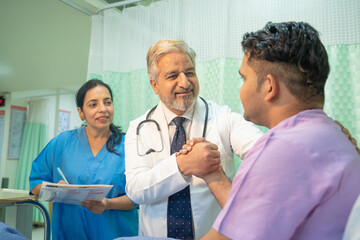 Obraz premium Doctor helping and support to patient while medical examination. trust and ethic concept.