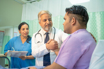 Obraz premium Doctor helping and support to patient while medical examination. trust and ethic concept.