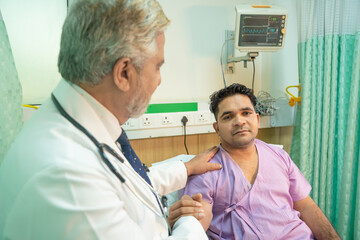 Obraz premium Doctor helping and support to patient while medical examination. trust and ethic concept.