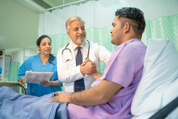 Obraz premium Doctor helping and support to patient while medical examination. trust and ethic concept.