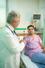 Obraz premium Doctor helping and support to patient while medical examination. trust and ethic concept.