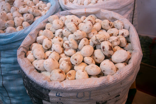 The chu&ntilde;o is simply dehydrated potato in order to extend its useful life. Chu&ntilde;o means wrinkled in the Quechua language.