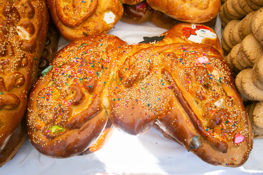 The guaguas de pan or pan dolls are sweets that consist of large loaves of bread molded and decorated in the shape of a small child. They are traditional in the city of Cusco and the the Andes in Peru