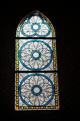 Fototapeta na wymiar FU 2022-07-28 EckSchleswig 291 In der Wand leuchtet ein buntes Kirchenfenster