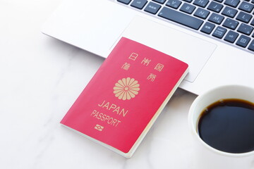 日本のパスポート（一般旅券10年用赤色）を用意して旅行の計画を立てる