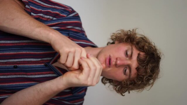 cracking fingers vertical video FullHD