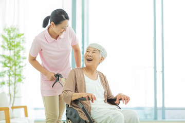 シニア女性と介護士