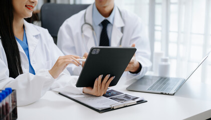 Obraz premium Meeting team of doctor and medical staff Consultation about the treatment of heart disease, pneumonia, gastrointestinal and stomach diseases. and osteoporosis at hospital.