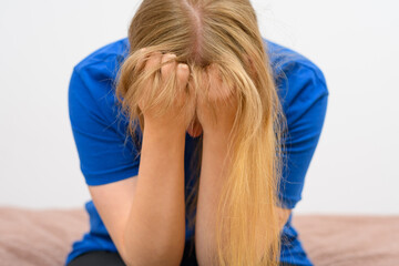 Obraz premium Kobieta wyrywającą włosy z głowy, złość 