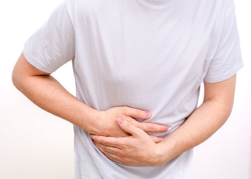 Mężczyzna trzymający się za brzuch, b&oacute;l 