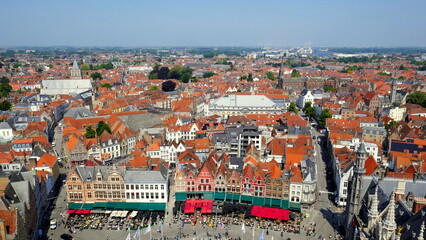 Fototapeta na wymiar weiter Blick vom Belfort Turm auf schöne Stadt Brügge in Belgien unter blauem Himmel