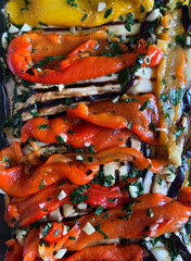 Obraz na płótnie Canvas Peperoni colorati arrostiti fatti in casa con prezzemolo, aglio, aceto e olio d'oliva su sfondo bianco. Cibo vegetariano. Vista dall'alto.
