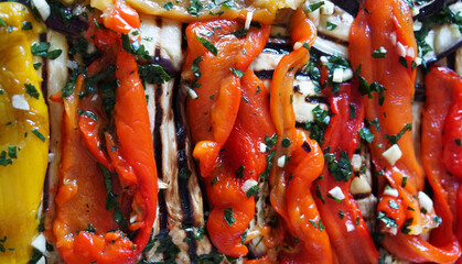Peperoni colorati arrostiti fatti in casa con prezzemolo, aglio, aceto e olio d'oliva su sfondo...