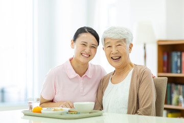 シニア女性と介護士