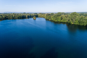 Luftaufnahme von einem kleinen See mit Strandbereich in Deutschland