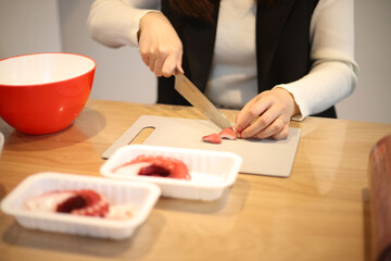 たこを切る女性