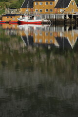 Fototapeta na wymiar reflet dans le port de Kriva, Norvège