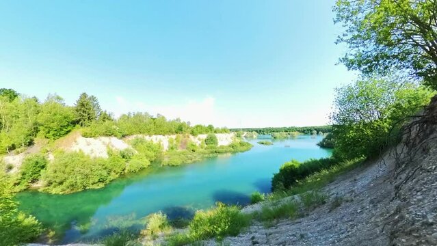 idyllischer Bergsee, t&uuml;rkisenes klares Wasser, Steinbruch, Biotop, Naturschutzgebiet, Teich, See, T&uuml;mpel, Naturschutz, Wasserschutzgebiet, Fische, gro&szlig;, Karpfen, Forellen, brise, Wind, Drohne, 4k, UHD