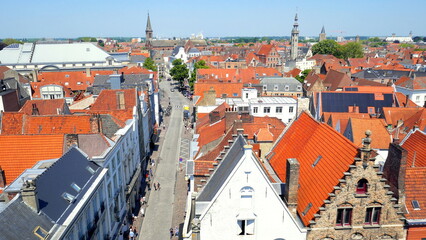 Fototapeta na wymiar weiter Blick vom Museumsturm in Brügge auf Stadt mit Straße, alten Häusern und Menschen 