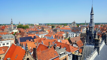 Obraz premium weiter Blick vom Belfort Turm auf schöne Stadt Brügge in Belgien unter blauem Himmel
