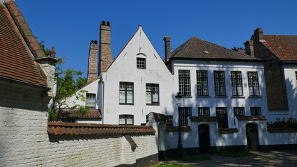 schönes Schwesternhaus des Beguinen-Ordens in Brügge in Belgien in einem großen Park