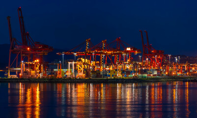 Fototapeta na wymiar Nachtaufnahme des Hafens von Vancouver, im Vordergrund der Vancouver Harbour