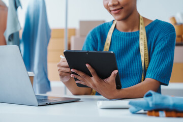 Pretty African American sme business woman working Custom Ecommerce Packaging leading supplier of custom packaging. create a personalised experience, fast production and competitive pricing