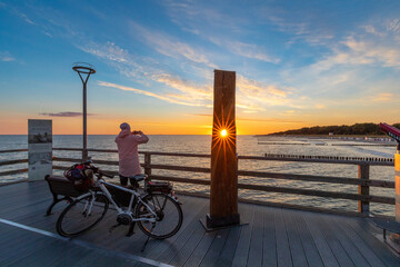 Sonnenaufgang an der Seebrücke in Zingst an der Ostsee.